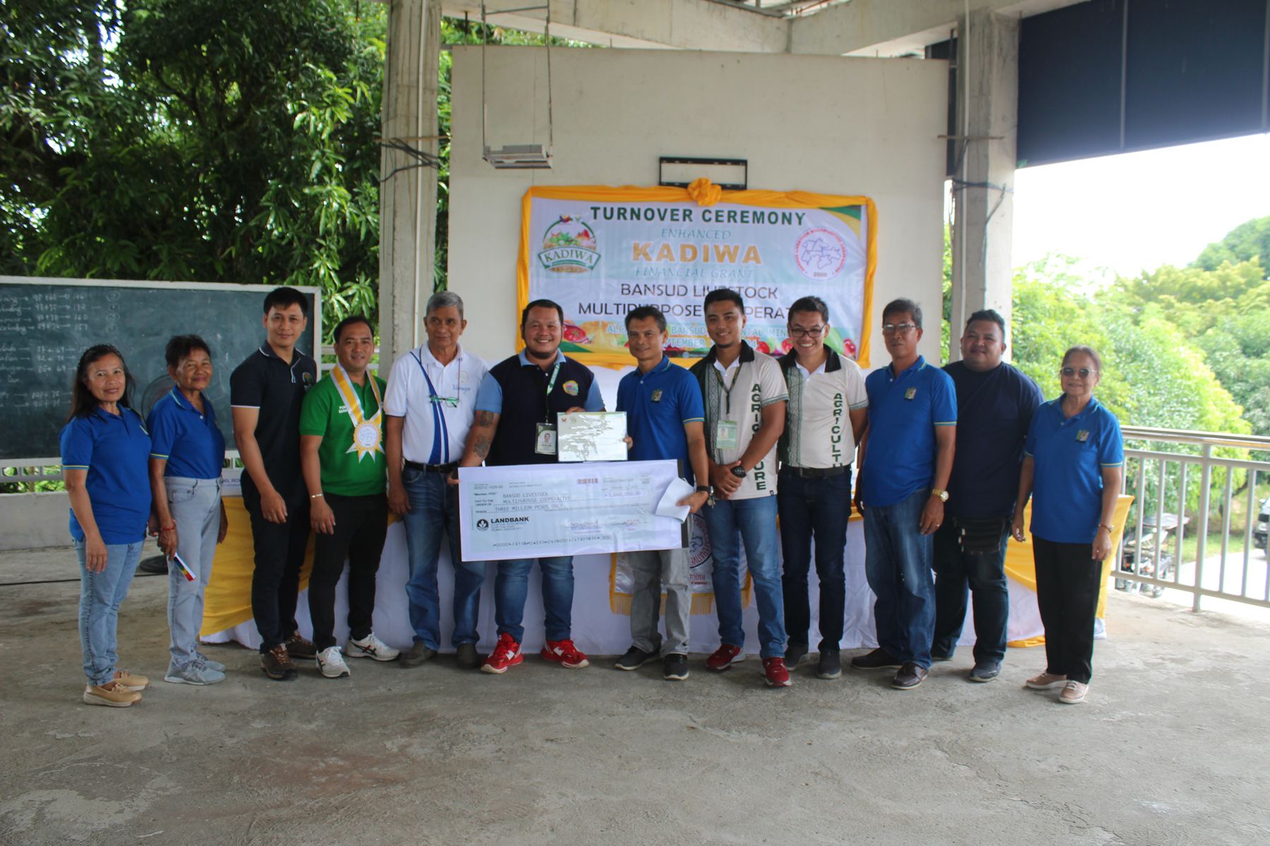 Ang paggawad ng Enhanced KADIWA financial Grant sa Bansud Livestock Multi-Purpose Cooperative (BLMC) na malugod na tinanggap ng mga kasapi ng samahan.